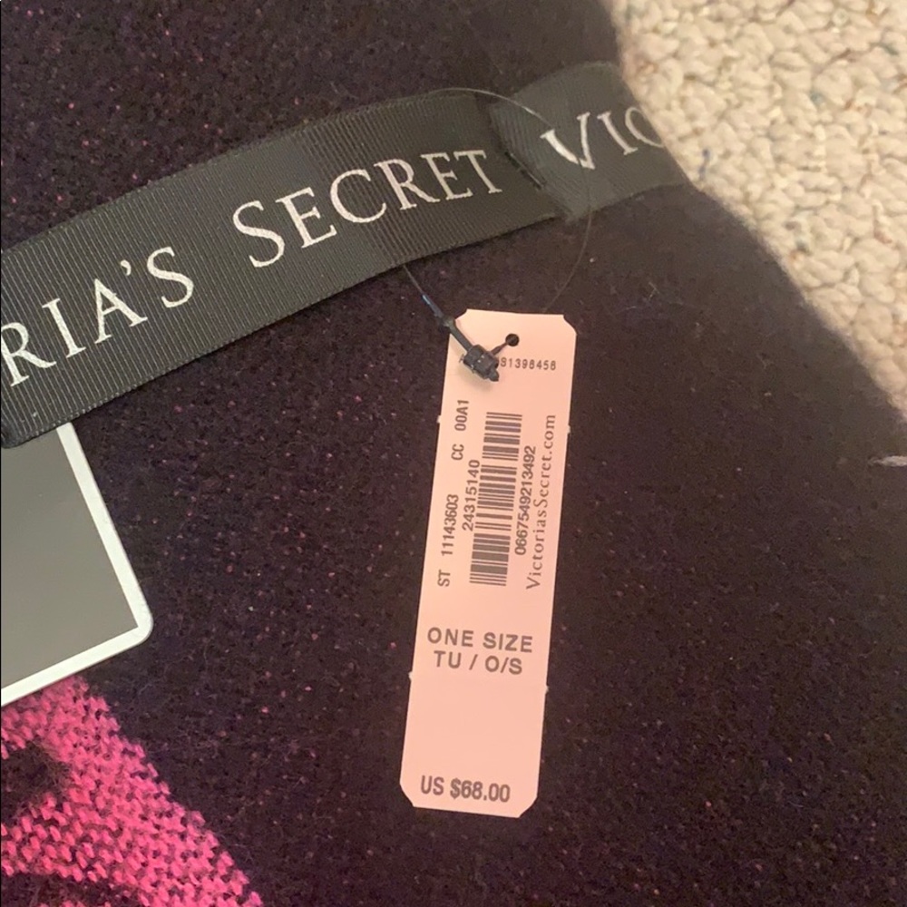 New with tags! Victoria’s Secret heart blanket - Picture 3 of 4